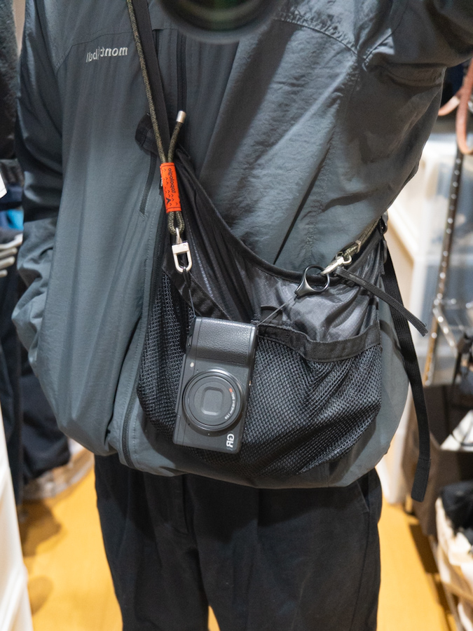 カメラを首から下げた様子