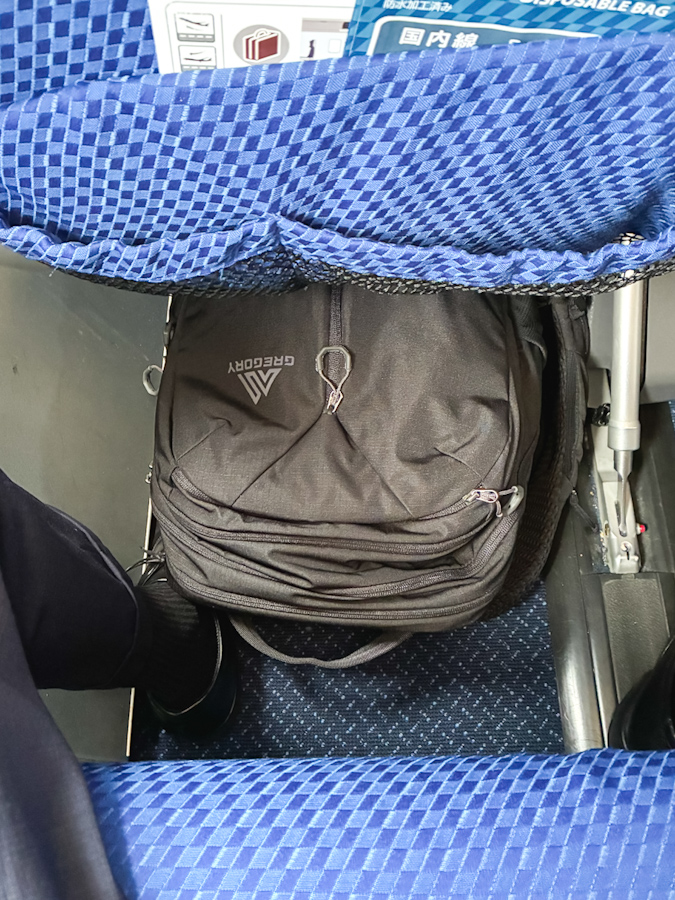 飛行機の足元
